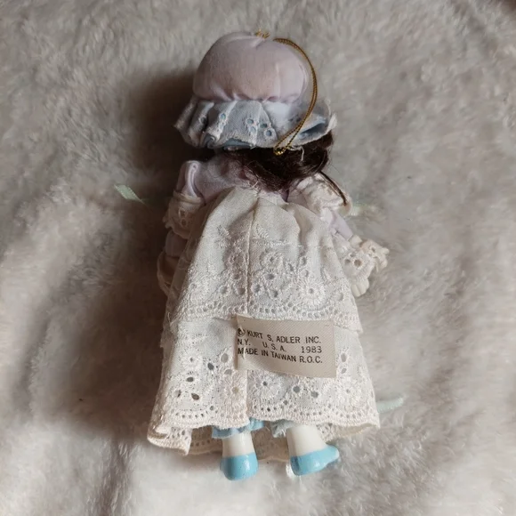 Beautiful Cottage 80s Vintage Porcelain Doll - Picture 3 of 9